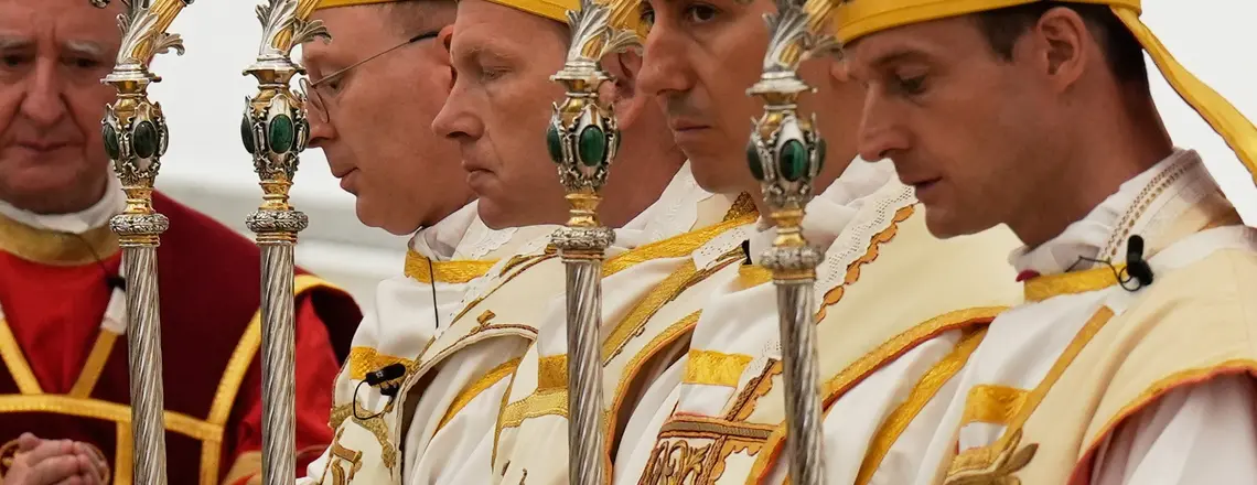 📸Nowo konsekrowani biskupi, od lewej: Pascal Schreiber, Michael Goldade, Michel Poinsinet de Sivry i Marc Hanappier, w mitrach i z pastorałami, modlą się na zakończenie ceremonii konsekracji w namiocie ustawionym przed seminarium Towarzystwa Świętego Piusa X w Écône w Szwajcarii, w środę 1 lipca 2026 roku. Fot. AP Photo/Baz Ratner / EastNews