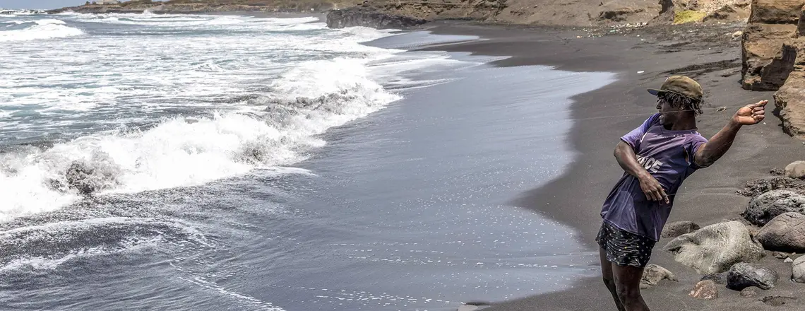 Rybak na plaży na wyspie Santiago, 21 maja 2026 r. Wyspy Zielonego Przylądka słyną z pięknych, piaszczystych plaż, jednak niektóre z nich giną ze względu na nielegalne wydobycie piasku. Z problemem tym mierzą się zwłaszcza uboższe, nieturystyczne regiony wyspy | Fot. Patrick Meinhardt/AFP/East News