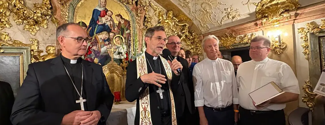 Inauguracja pielgrzymki odbyła się w kaplicy św. Stanisława Kostki przy Kurrentgasse 2, w domu, w którym mieszkał święty podczas pobytu w Wiedniu. Pielgrzymów pobłogosławił metropolita wiedeński abp Josef Grünwidl | fot. Materiały prasowe/kostka300.pl