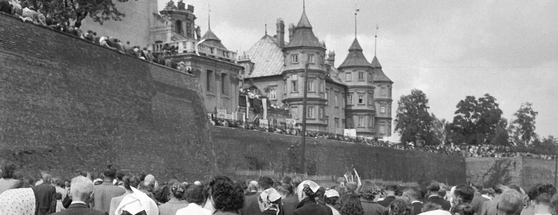 Stragany z pamiątkami pod murami klasztoru, Częstochowa, 1956 r. | fot. Akg-images/Erich Lessing/East News