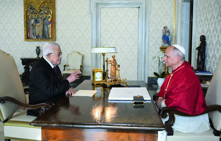 Papież Leon XIV spotkał się z prezydentem Palestyny Mahmudem Abbasem w Watykanie 6 listopada 2025 r., omawiając „pilną potrzebę” zakończenia konfliktu w Strefie Gazy i sprowadzenia pomocy humanitarnej FOT. VATICAN MEDIA/ABACPRESS/EAST NEWS