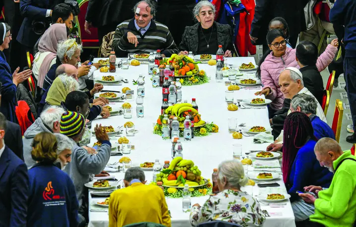 Papież Leon XIV uczestniczy w specjalnym obiedzie z ubogimi, zorganizowanym z okazji Jubileuszu Ubogich, 16 listopada 2025 r. w Watykanie fot. Vandeville Eric/ABACA/East News