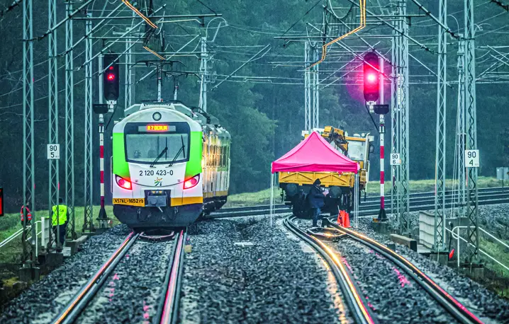 Okolice stacji kolejowej PKP Mika, gdzie w nocy z 15 na 16 listopada doszło do uszkodzenia torów w wyniku aktu dywersji. Życzyn (woj. mazowieckie), 17 listopada 2025 r. fot. Wojciech Olkusnik/East News