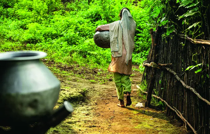 W dotkniętych suszą dystryktach Nashik i Nandurbar w stanie Maharasztra w Indiach studnie wysychają, a nieregularne opady deszczu utrudniają życie mieszkańcom. W rezultacie mężczyźni migrują do miast w poszukiwaniu pracy, a odpowiedzialność za gromadzenie wody spada na dziewczęta. Przykładem jest Sangita Santosh, która porzuciła szkołę, aby zajmować się obowiązkami domowymi, w tym przynoszeniem wody ze źródła. Indie, Khaparmal, 23 września 2025 r. fot. Leon Neal/Getty Images