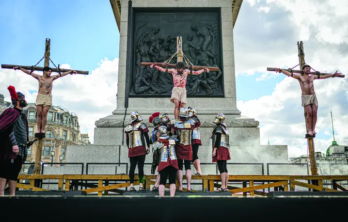 Scena ukrzyżowania podczas przedstawienia pasji Chrystusa, Londyn, 7 kwietnia 2023 r. W widowisko brytyjskiej grupy teatralnej Wintershall Players, specjalizującej się w wystawianiu przedstawień religijnych, zaangażowało się ponad 100 aktorów i wolontariuszy fot. Leon Neal/Getty Images