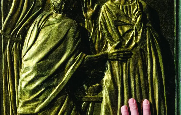 Pielgrzym w geście czci przy Drzwiach Świętych otwartych przez papieża Franciszka na rozpoczęcie Roku Jubileuszowego, Watykan,  24 grudnia 2024 r. fot. Massimo Valicchia/Getty Images