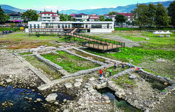 To tu, na fundamentach kościoła, w którym 1700 lat temu odbył się sobór, 28 listopada odbędzie się ekumeniczne nabożeństwo pod przewodnictwem papieża Leona XIV. Jeszcze rok temu znajdowały się one pod wodą. İznik, Turcja, 19 października 2025 r. fot. Volkan Bayraktar/Anadolu/Getty Images