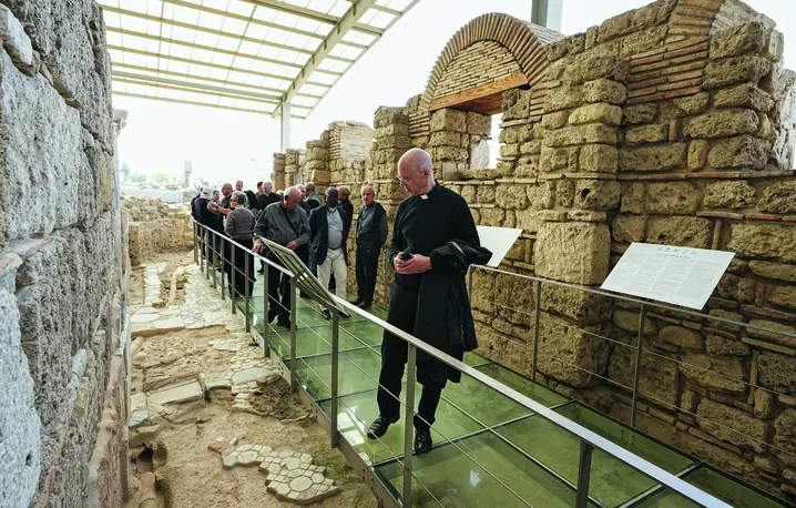 Kardynał Baldassare Reina, wikariusz generalny papieża Leona XIV, odwiedza przed papieską wizytą starożytne miasto Laodycea. Turcja, 7 listopada 2025 r. fot. Mehmet Emin Menguarslan/Getty Images