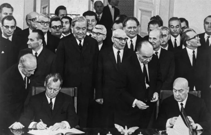 Kanclerz Willy Brandt i premier Józef Cyrankiewicz podpisują układ o podstawach normalizacji stosunków między Polską a RFN, 7 grudnia 1970 r. fot. Bettmann/ Contributor/Getty Images
