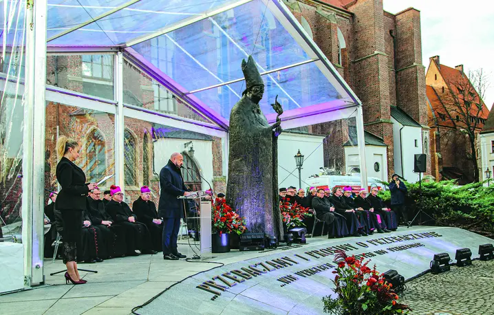 60. rocznicę orędzia biskupów polskich do niemieckich świętowano we Wrocławiu 18 listopada m.in. pod pomnikiem kard. Bolesława Kominka, który był autorem wiekopomnych słów fot. BP KEP
