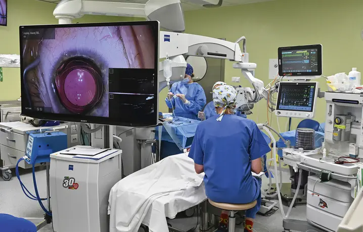 Prof. Marie-Jose Tassignon prowadzi szkolenie polskich okulistów z leczenia wrodzonej zaćmy u dzieci metodą „bag-in-the-lens”, 14 lipca 2025 r. fot. Michał Dubiel/REPORTER/east news