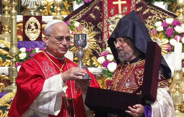 Papież Leon XIV i ormiański patriarcha Konstantynopola Sahak II Maszalian celebrują liturgię w katedrze Ormiańskiego Kościoła Apostolskiego, Stambuł, 30 listopada 2025 r. fot. AP Photo/Domenico Stinellis/east news