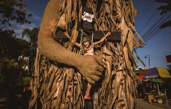 Rytuał „Taong Putik” (ludzie błota) odbywa się co roku 24 czerwca w małej rolniczej wiosce Bibiclat na Filipinach i jest lokalnym wyrazem kultu św. Jana Chrzciciela. Uczestnicy pokrywają ciała błotem oraz liśćmi bananowca i chodzą od domu do domu, prosząc o datki, które zanoszą do kościoła jako ofiarę dla świętego. Podczas okupacji japońskiej w 1944 r. mieszkańcy wsi modlili się do św. Jana Chrzciciela o deszcz, aby uniknąć schwytania. Ulewny deszcz spadł i zmusił japońskie wojsko do odwołania egzekucji kil