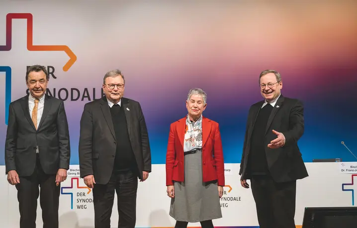 Prof. Thomas Söding, bp Franz-Josef Bode, Irme Stetter- -Karp oraz bp Georg Bätzing – jedne z najważniejszych osób dla niemieckiej „drogi synodalnej” podczas spotkania we Frankfurcie w lutym 2022 r. fot. Thomas Lohnes/ Getty Images