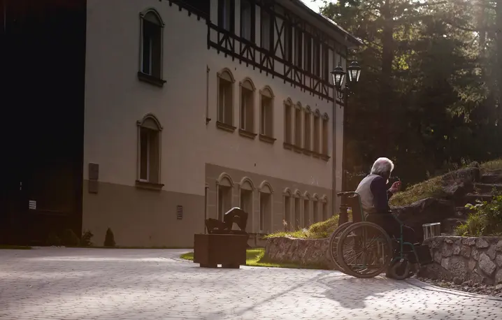 Dom pomocy społecznej w Szklarskiej Porębie, sierpień 2013 r. DPS-y są dramatycznie niedofinansowane. Wyższe pensje i więcej etatów pozwoliłyby na bardziej indywidualne podejście do mieszkańców fot. Bartek Sadowski/Bloomberg/Getty Images