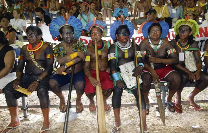 Rdzenni mieszkańcy podczas Światowego Forum Społecznego w Belém w Brazylii zwanego anty-Davos, które odbywa się co roku w kontrze do Światowego Forum Ekonomicznego, 28 stycznia 2009 r. W trakcie tegorocznego szczytu klimatycznego w Belém nie obyło się także bez protestów przedstawicieli rdzennych społeczności fot. PAULO AMORIM/Getty Images