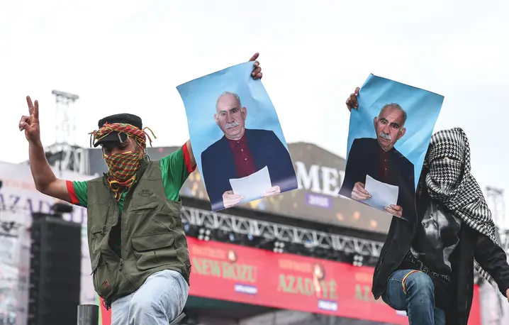 Młodzi Kurdowie z portretami swojego więzionego od 27 lat lidera Abdullaha Öcalana podczas demonstracji w mieście Diyarbakır, 21 marca 2025 r. fot. Sedat Suna/ Getty Images