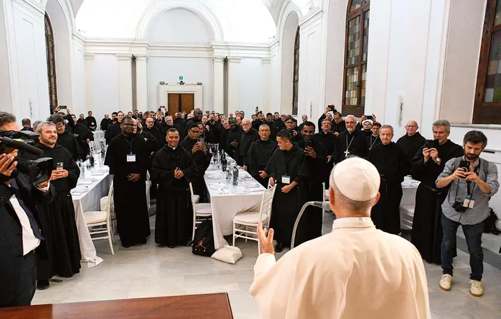 Spotkanie Leona XIV z augustianami podczas otwarcia kapituły generalnej, Rzym, 1 września 2025 r. Papież wywodzi się z tego zakonu fot. Francesco Sforza/Vatican Media/ Vatican Pool/Getty Images