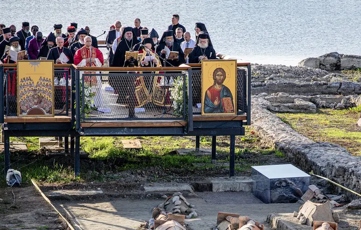 „Wszyscy jesteśmy zaproszeni do przezwyciężenia skandalu podziałów, które niestety nadal istnieją, i do podsycania pragnienia jedności, o którą modlił się Pan Jezus i za którą oddał swoje życie” – powiedział papież podczas obchodów 1700. rocznicy Soboru Nicejskiego w İzniku – starożytnej Nicei, w piątek 28 listopada. Potępił też wykorzystywanie religii dla usprawiedliwiania wojny fot. Chris McGrath/Getty Images