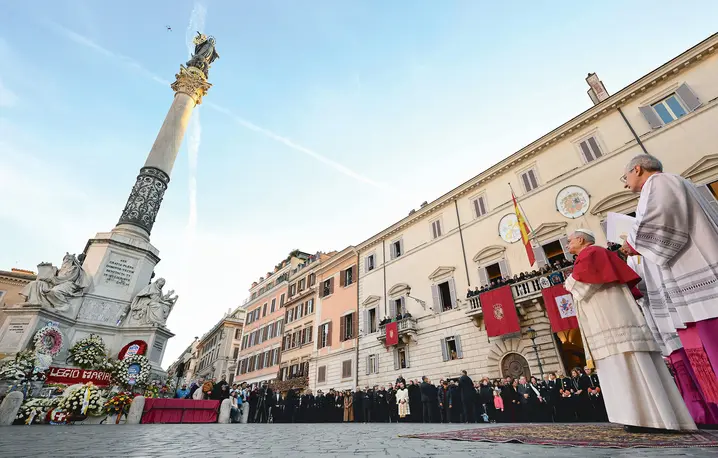 Co roku w święto Niepokalanego Poczęcia Najświętszej Maryi Panny na placu Hiszpańskim rozgrywa się spektakl, który oczy całego świata zwraca na Matkę Boską fot. Simone Risoluti/Vatican Media/Getty Images