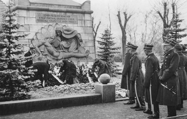 Składanie wieńców pod pomnikiem poległych powstańców wielkopolskich, Poznań, 27 grudnia 1932 r. fot. NAC