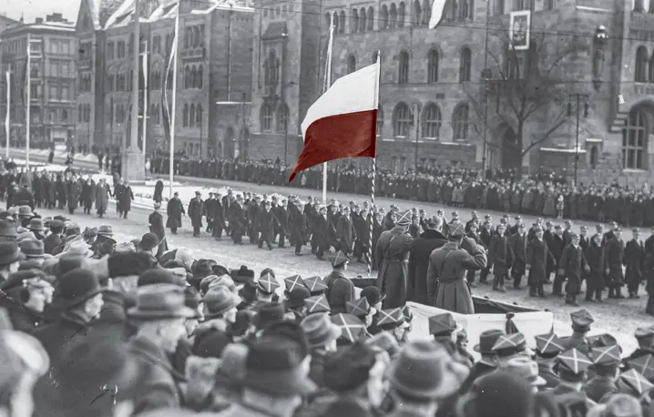 Defilada członków Związku Powstańców Wielkopolskich podczas obchodów rocznicy powstania, Poznań, 27 grudnia 1938 r. fot. NAC