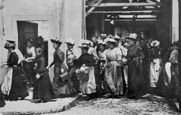 Wyjście robotników z fabryki to pierwszy w dziejach kinematografii pokazany publicznie film. Trwał 45 sekund, a jego projekcja odbyła się 28 grudnia 1895 r. fot. WIKIPEDIA