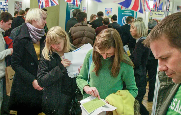 Stoisko dla poszukujących zatrudnienia w Wielkiej Brytanii podczas targów pracy w 2008 roku w Warszawie. Od tamtego czasu wiele zmieniło się zarówno w Polsce, jak i w Zjednoczonym Królestwie fot. JACEK WAJSZCZAK/REPORTER/east news