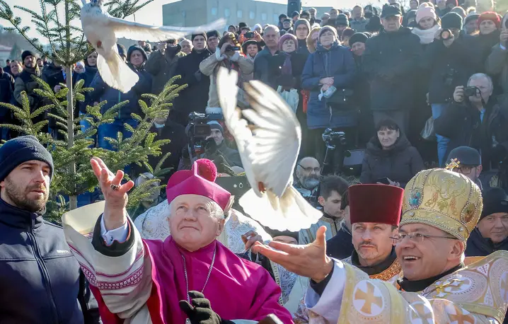 Święto Jordanu to jedno z największych świąt grekokatolicyzmu i prawosławia, a jednym z symbolicznych gestów jest wypuszczenie gołębi, Przemyśl, 19 stycznia 2019 r. fot.. Kamil Krukiewicz/REPORTER/east news