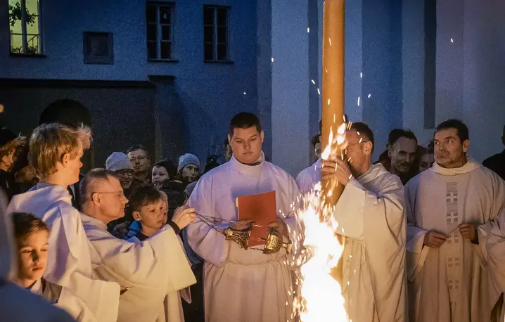 Litrugia światła w czasie Wigilii Paschalnej, Warszawa, 16 kwietnia 2022 r. fot. Karina Krystosiak/REPORTER/east news