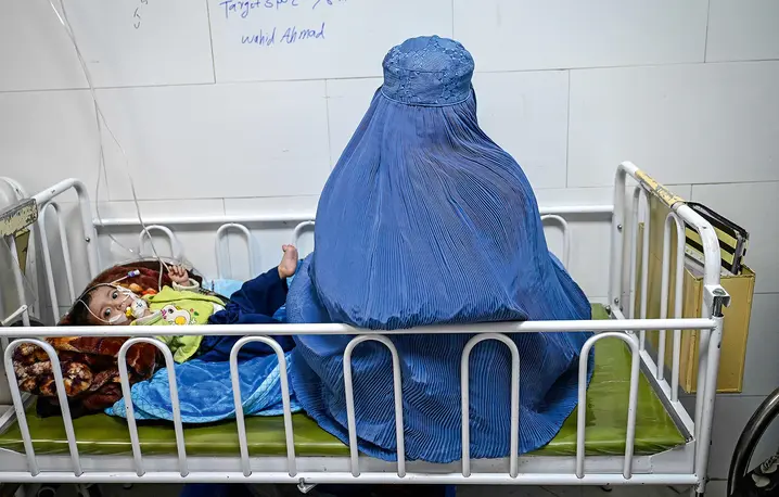 W ośrodku żywienia terapeutycznego Lekarzy bez Granic w szpitalu w Heracie przyjmowane są m.in. niedożywione afgańskie dzieci, Afganistan, 8 stycznia 2026 r. fot. Wakil KOHSAR/AFP/east news