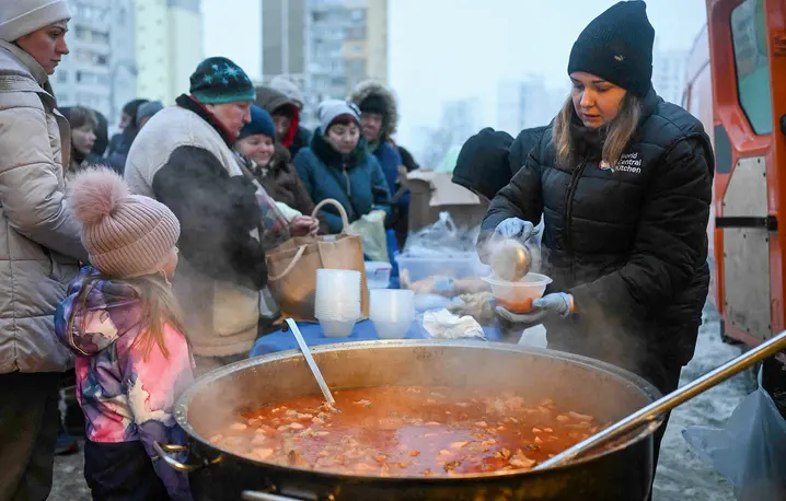 Wolontariusze World Central Kitchen wspierają mieszkańców dzielnicy pozbawionej mediów w wyniku rosyjskich ostrzałów, Kijów, 22 stycznia 2026 r. fot. ergei GAPON/AFP/EAST NEWS