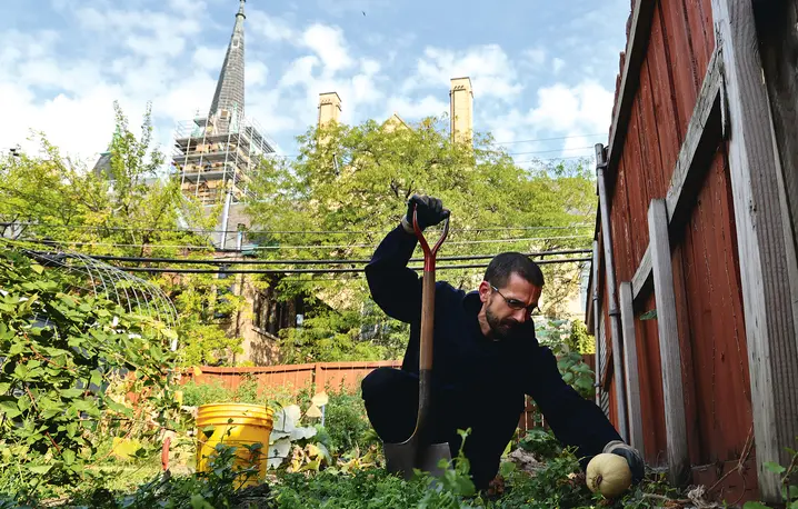 Benedyktyński mnich ojciec Timothy Ferrell usuwa chwasty podczas pracy w ogrodzie domu gościnnego w Klasztorze Świętego Krzyża w Chicago, 20 września 2024 r. fot. Antonio Perez/Chicago Tribune/ Tribune News Service/Getty Images