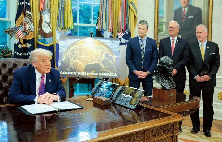 Prezydent USA Donald Trump ogłosił swoje plany dotyczące „Złotej Kopuły". W Gabinecie Owalnym towarzyszą prezydentowi sekretarz obrony Pete Hegseth, senator Kevin Cramer i senator Dan Sullivan Waszyngton, Biały Dom, 20 maja 2025 r. fot. Chip Somodevilla/ Getty Images