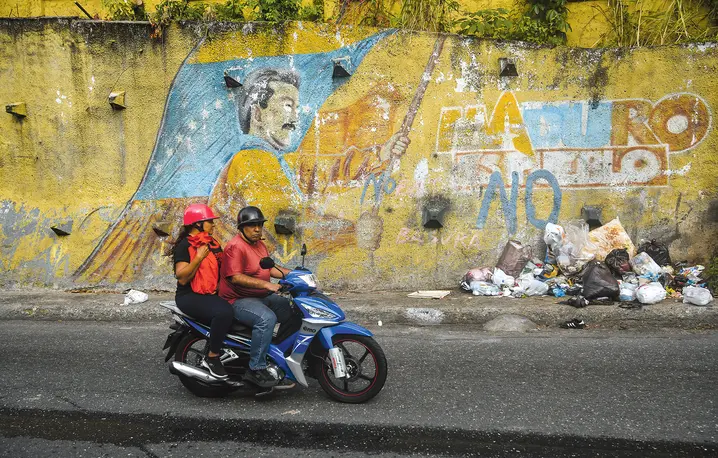 Mural w Caracas, stolicy Wenezueli, przedstawiający porwanego przez Amerykanów Nicolasa Maduro. Po sfałszowanych w 2018 roku wyborach Maduro przestał być uznawany za legalnego przywódcę kraju przez USA, większość państw Ameryki Łacińskiej i kilkanaście państw Europy fot. Carlos Becerra/ Getty Images