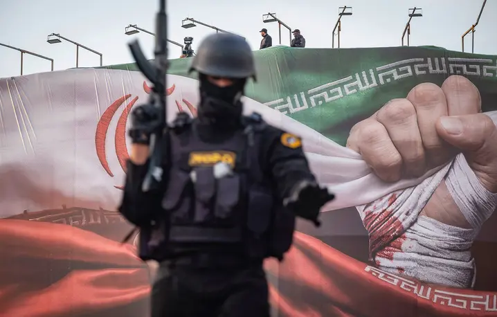 Siły specjalne pilnują porządku podczas prorządowej demonstracji w Teheranie 12 stycznia fot. Morteza Nikoubazl/NurPhoto/Getty Images