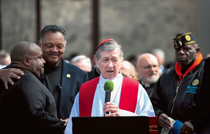 Kardynał Blase Cupich jest jednym z amerykańskich biskupów otwarcie sprzeciwiających się antyimigracyjnej polityce Donalda Trumpa. Na zdjęciu: przemówienie podczas marszu przeciwko przemocy w jednej z najbardziej niebezpiecznych dzielnic Chicago - Englewood, 14 kwietnia 2017 r. fot. Scott Olson/ Getty Images