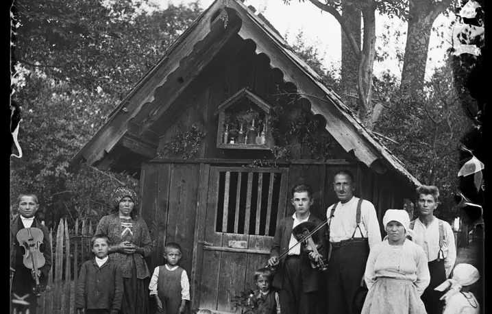 Mieszkańcy wsi Sól w Beskidzie Żywieckim przed drewnianą kapliczką w 1928 roku fot. Leopold Węgrzynowicz/zbiory Muzeum Etnograficznego w Krakowie