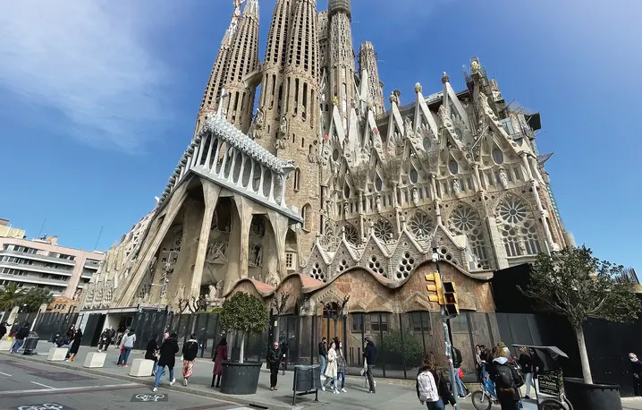  Sagrada Familia – secesyjny kościół zaprojektowany przez sługę Bożego Antoniego Gaudiego. Budowę rozpoczęto w 1882 r. W 2010 wciąż nieukończoną budowlę konsekrował Benedykt XVI, podnosząc do godności bazyliki mniejszej fot. ks. Wojciech Nowicki