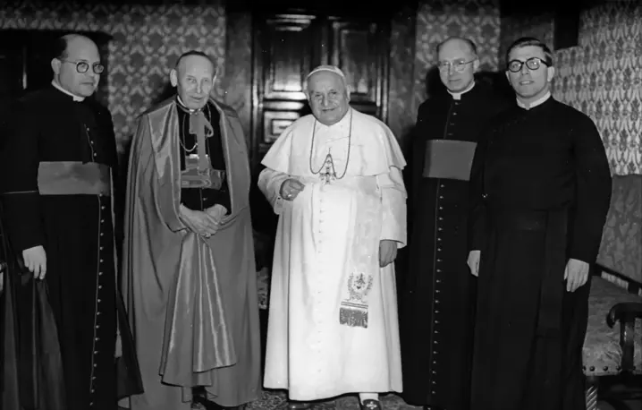  W dniu Pięćdziesiątnicy, 5 czerwca 1960 r., papież Jan XXIII powołał do życia Sekretariat ds. Popierania Jedności Chrześcijan. Na zdjęciu pierwsi pracownicy Sekretariatu (od lewej): ks. prałat Jean-François Arrighi, kard. Augustin Bea, ks. prałat (późniejszy kardynał) Johannes Willebrands i o. Thomas Stransky fot. Materiały prasowe/Dykasteria ds. Popierania Jedności Chrześcijan