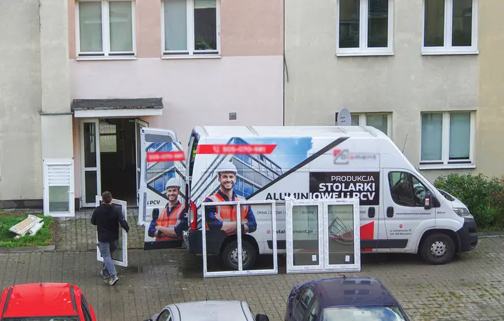 Wymiana okien w bloku w Warszawie w ramach programu „Ciepłe mieszkanie", październik 2025 r. Fot. Zofia i Marek Bazak/East News