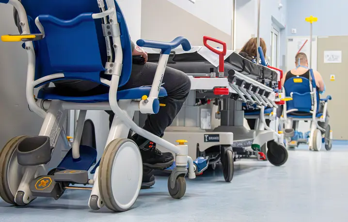 Ministerstwo Zdrowia planuje restrukturyzację sieci szpitali. Na zdjęciu pacjenci oczekujący na SOR Kresowego Szpitala Wojskowego, Żary, luty 2026 r. fot. NewsLubuski/East News