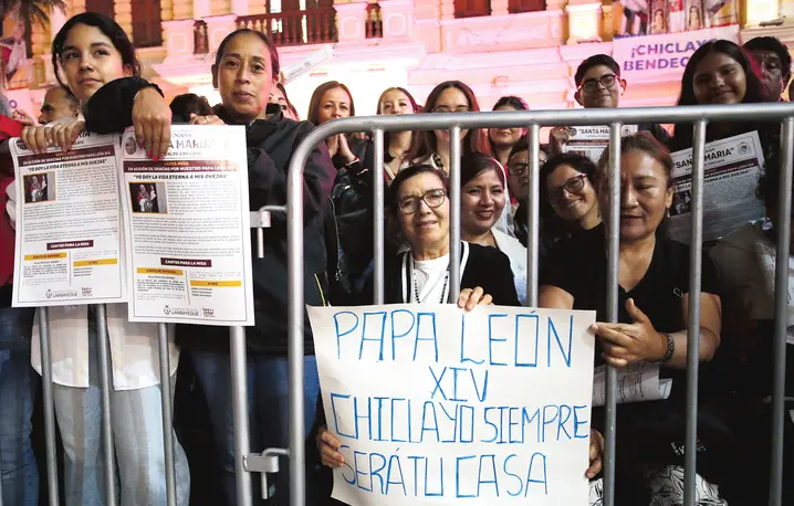 Chiclayo zawsze będzie twoim domem – taki transparent rozwiesili wierni podczas mszy świętej z okazji wyboru Leona XIV 10 maja 2025 r. w Chiclayo. Robert Prevost, wybrany 8 maja 2025 r. nowym papieżem, przez wiele lat pracował jako misjonarz w Peru, a w latach 2014–2023 był biskupem Chiclayo