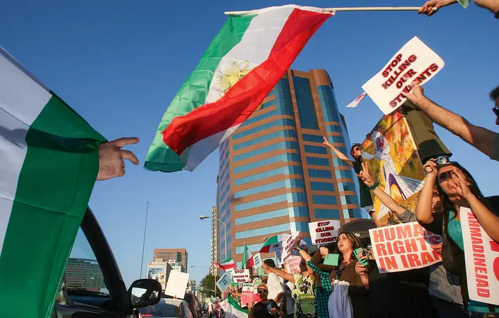 Amerykanie pochodzenia irańskiego solidaryzują się z dziewczyną znaną jako Neda, prawdopodobnie nastolatką, która została zastrzelona podczas protestu w Teheranie. Protestujący nazywają to, co dzieje się w Iranie, zbrodniami przeciwko ludzkości i demokracji, Los Angeles, 21 czerwca 2009 r. fot. David McNew/Getty Image