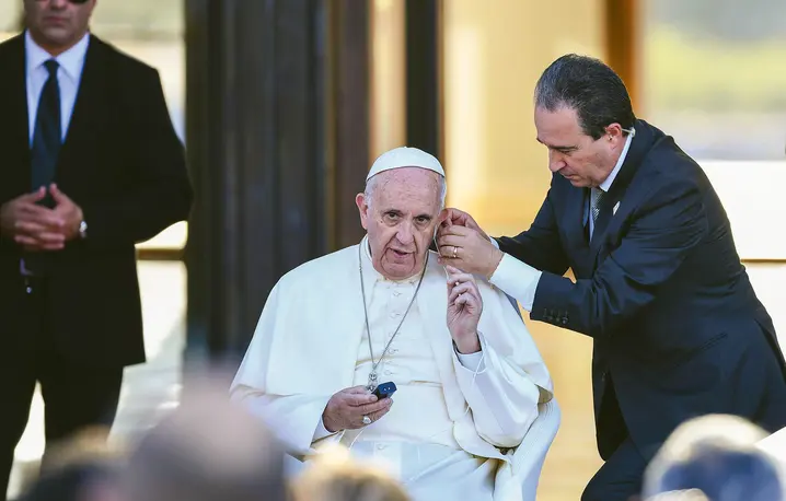 Papież Franciszek przygotowuje się do wysłuchania przemówienia prezydenta Gruzji podczas swojej pielgrzymki na Kaukaz, 30 września 2016 r. fot. VINCENZO PINTO/AFP/EAST NEWS