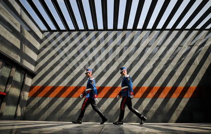 Żołnierze składają wieńce w hołdzie Romom deportowanym do Naddniestrza – tego samego regionu, w którym w czasie wojny służył ks. Ilie Lăcătușu, Bukareszt, 2 sierpnia 2019 r. fot. Vadim Ghirda/AP/EAST NEWS