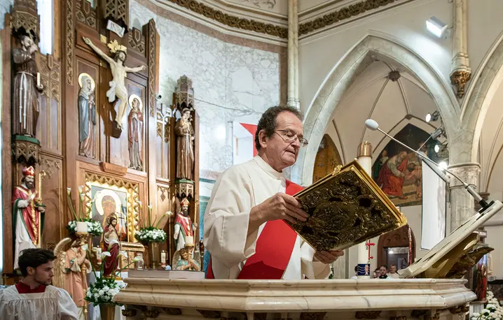 Diakon Andrzej Lewandowski podczas jubileuszowych obchodów 150-lecia parafii św. Stanisława w Nowym Jorku, 8 maja 2022 r. fot. Wojciech KUBIK/East News