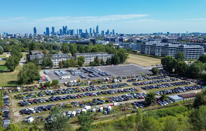 Nowelizacja przepisów w 2026 roku ułatwia sądom orzekanie przepadku pojazdu, który trafi m.in. na taki policyjny parking depozytowy jak ten w Warszawie Fot. Wojciech olkuśnik/East News
