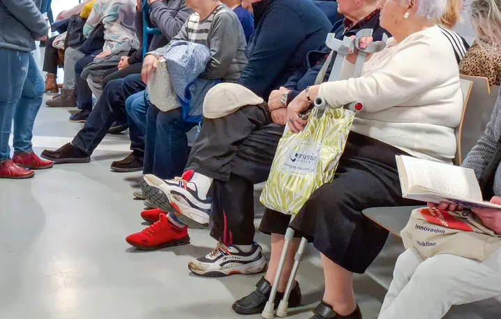 Pacjenci w kolejce do lekarzy specjalistów w Uniwersyteckim Centrum Kliniczno-Dydaktycznym w Łodzi, 13 marca 2025 r. Fot. Piotr Kamionka/Reporter/East News