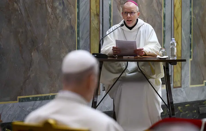 Bp Erik Varden podczas głoszenia nauk rekolekcyjnych dla papieża Leona XIV i Kurii Rzymskiej, Watykan, luty 2026 r. fot. Simone Risoluti/Vm/ ABACAPRESS/east news